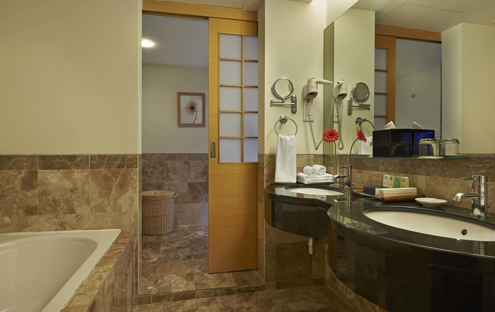 รอยัล ชูลัน เดอะ เคิร์ฟ Hotel เปอตาลิงจายา ภายนอก รูปภาพ