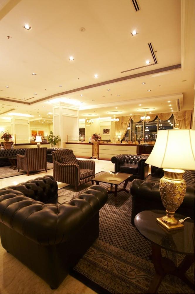 รอยัล ชูลัน เดอะ เคิร์ฟ Hotel เปอตาลิงจายา ภายนอก รูปภาพ