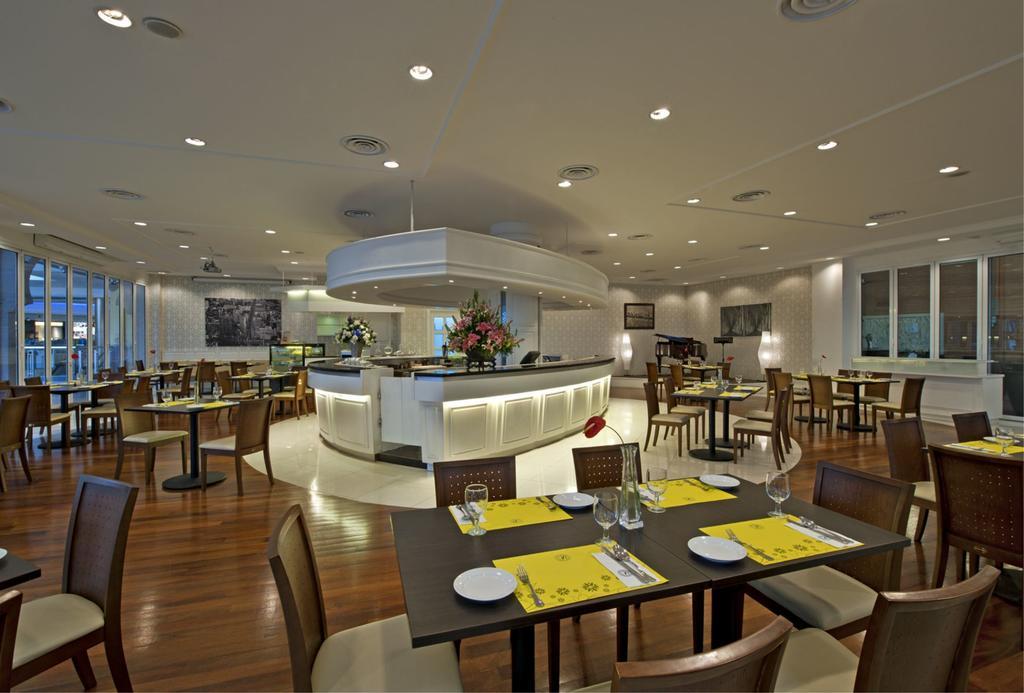 รอยัล ชูลัน เดอะ เคิร์ฟ Hotel เปอตาลิงจายา ภายนอก รูปภาพ