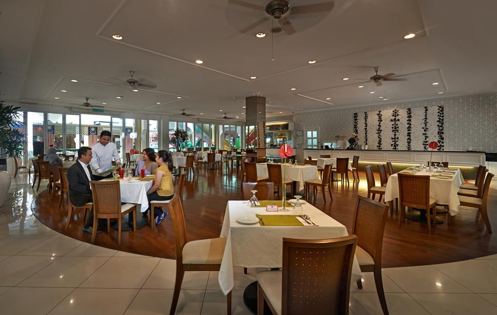 รอยัล ชูลัน เดอะ เคิร์ฟ Hotel เปอตาลิงจายา ภายนอก รูปภาพ