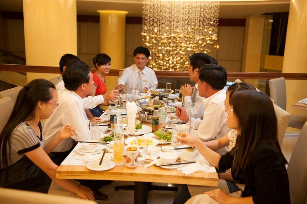รอยัล ชูลัน เดอะ เคิร์ฟ Hotel เปอตาลิงจายา ภายนอก รูปภาพ