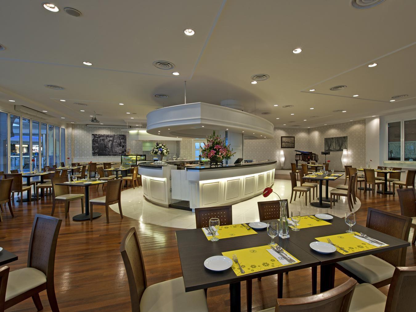 รอยัล ชูลัน เดอะ เคิร์ฟ Hotel เปอตาลิงจายา ภายนอก รูปภาพ