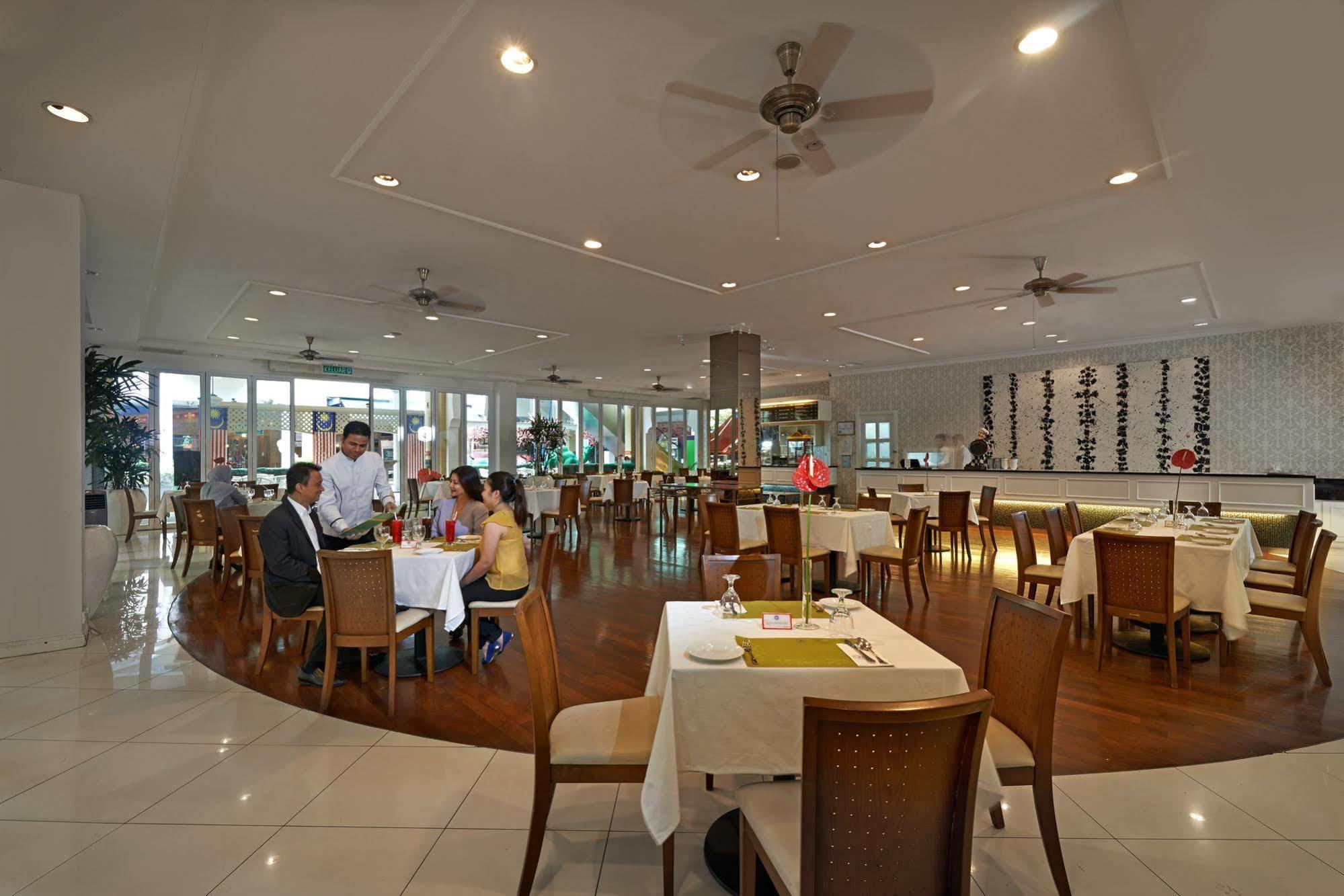 รอยัล ชูลัน เดอะ เคิร์ฟ Hotel เปอตาลิงจายา ภายนอก รูปภาพ